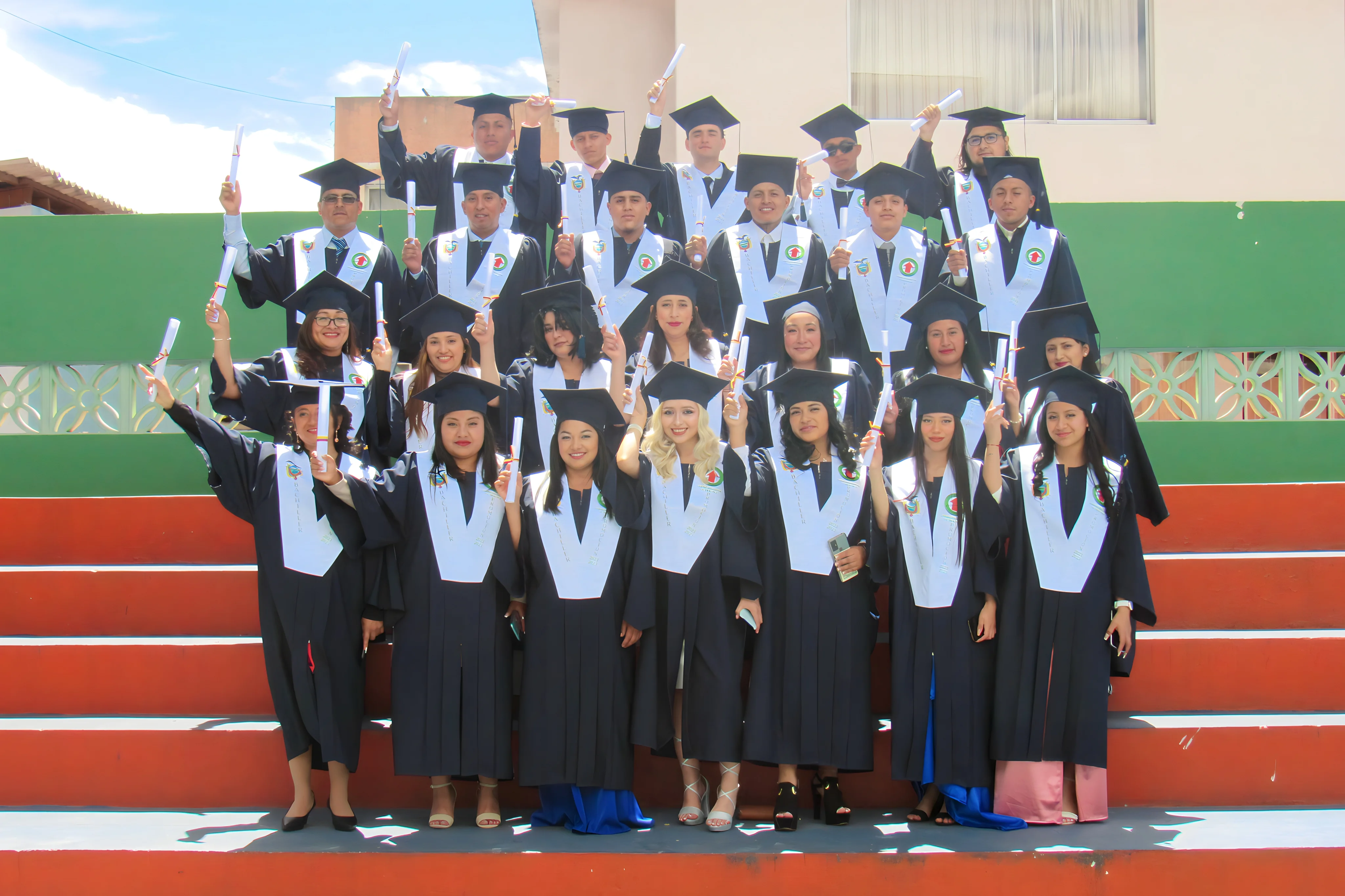 Graduados del Colegio Octavio Paz celebrando su logro académico