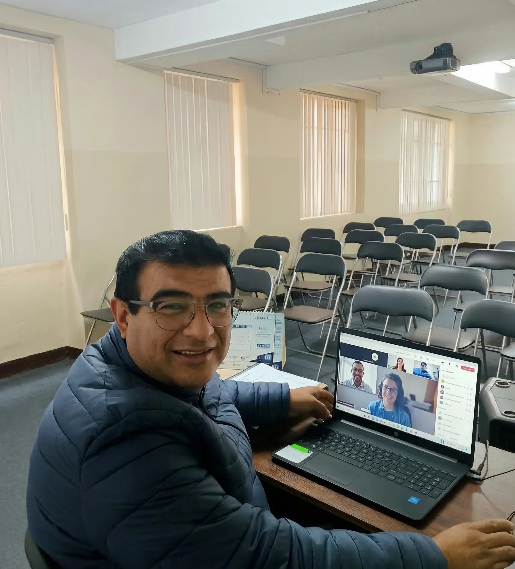 Estudiante del Colegio Octavio Paz en clase